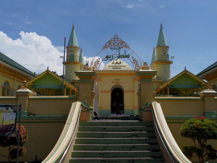 Fakta Unik Masjid di Pulau Penyengat, Dibangun Tanpa Semen hingga Atap Bawang
