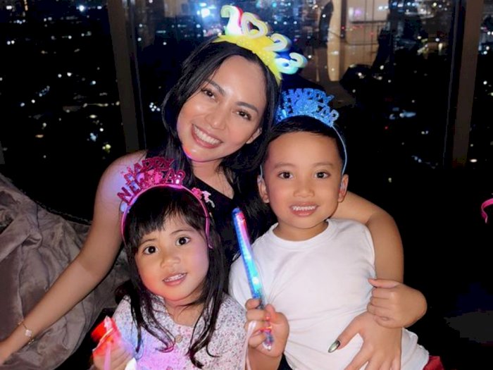 Gaya Rachel Vennya Rayakan Tahun Baru 2023 Bareng 2 Anak, Kompak Pakai Bando Kerlap-kerlip