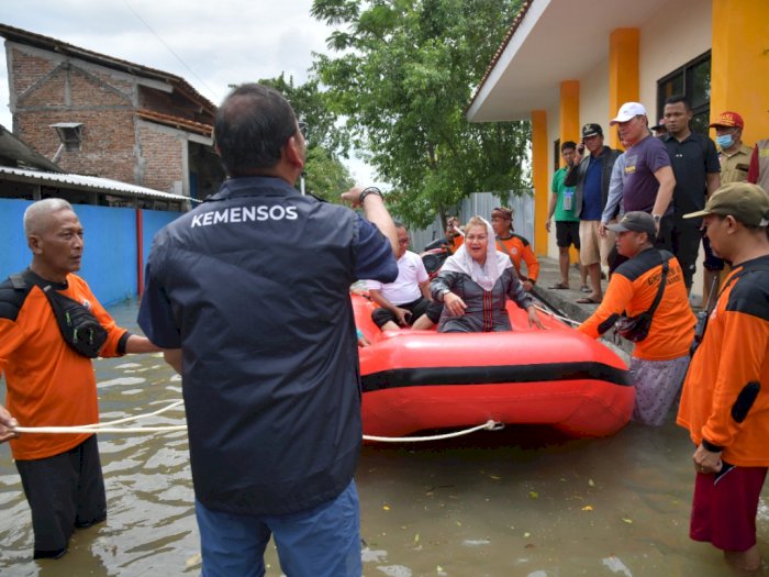 Ita Terima Langsung Bantuan Penanganan Banjir dari Kementerian Sosial