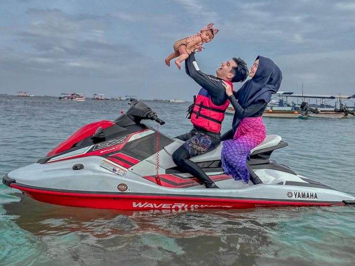 Liburan ke Bali, Ria Ricis Dikritik Netizen karena Bawa Anak Naik Jet Ski Tanpa Pelampung