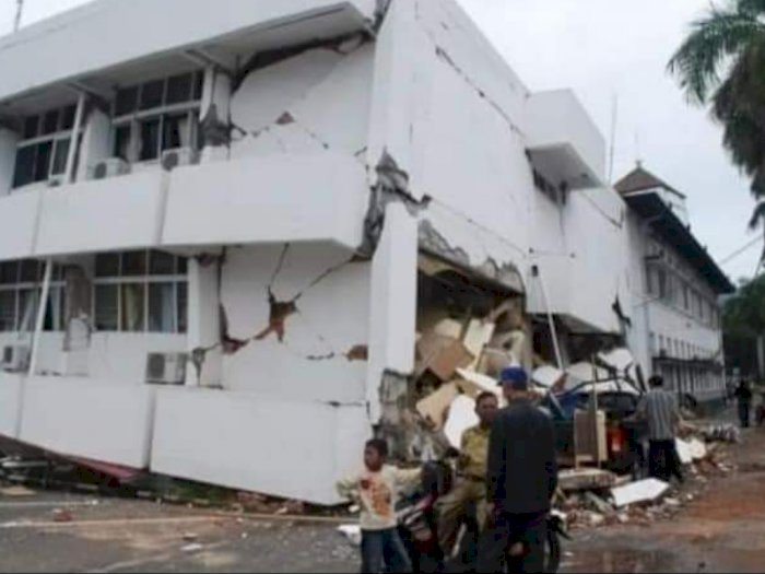 Potret Kerusakan Gempa Jayapura, Mal dan Hotel Hancur, Pasien Rumah Sakit Dibawa Keluar