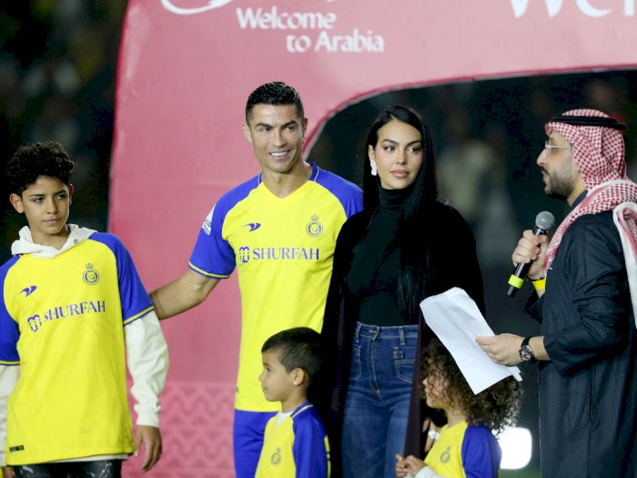 Gaya Georgina Rodriguez Dampingi Ayang Ronaldo di Arab, Elegan Pakai Outer Hitam Panjang