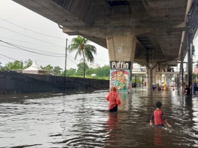 Jakarta Diguyur Hujan Deras, Jalanan Dekat Seskoal Jaksel Terendam Banjir
