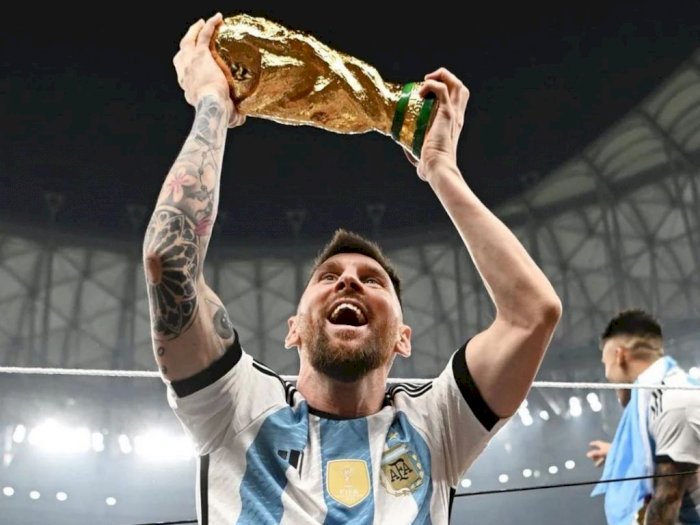 Waduh! Ternyata Messi Angkat Trofi Piala Dunia Palsu di Postingan IG Bersejarahnya