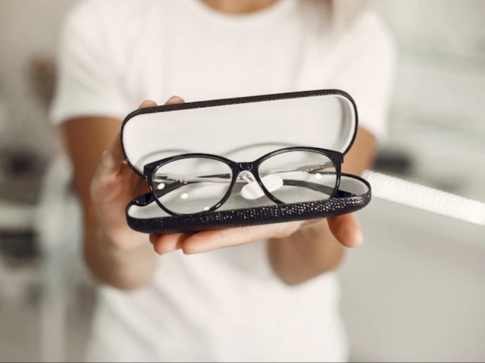 3 Tips Pilih Frame Kacamata, Sesuaikan dengan Warna Kulit dan Rambut Ya!