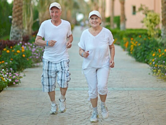 Studi: Berjalan 9.000 Langkah Sehari Bisa Kurangi Risiko Penyakit Jantung pada Lansia