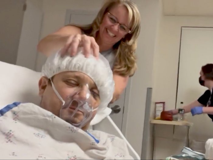 Masih Pemulihan, Jeremy Renner Unggah Cuplikan Tengah Asyik Nikmati Pijatan Spa di ICU