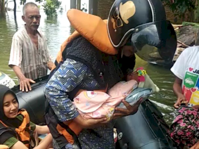 Dramatis! Proses Evakuasi Bayi Berumur 11 Hari Terkepung Banjir Bandang di Jepara 