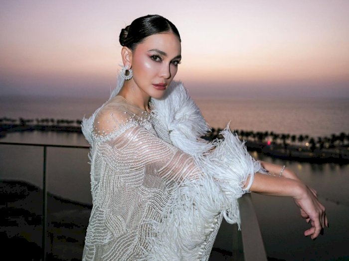 Potret Luna Maya Pakai Gaun Putih, Netizen: Aura Berkelasnya Terpancar Natural