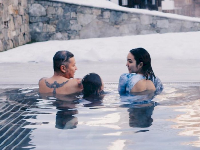 Gading-Gisel Berenang Bareng di Kolam Salju, Second Honeymoon Bikin Baper  