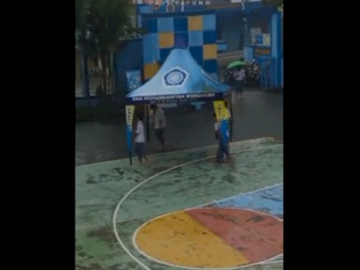 Alih-alih Pakai Payung, Sekumpulan Siswa SMA Ini Gunakan Tenda untuk Halau Hujan