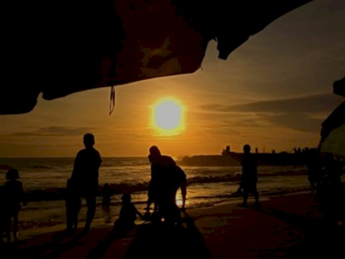 Taplau: Tempat Healing Terbaik di Padang, Suguhkan Keindahan Sunset di Tepi Pantai 