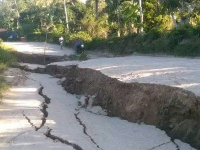 Ngeri! Dahsyatnya Gempa Maluku M 7,5 Terasa hingga NTT, Jalanan Patah dan Longsor