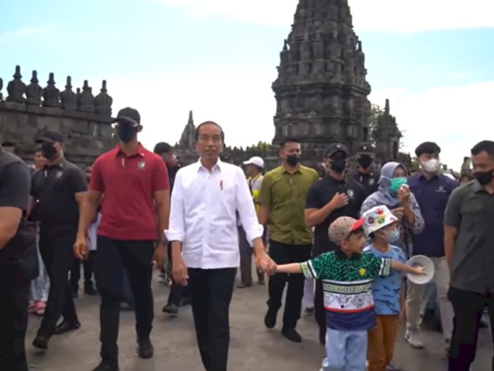 Momen Presiden Jokowi Berkunjung ke Candi Prambanan Bersama Cucunya