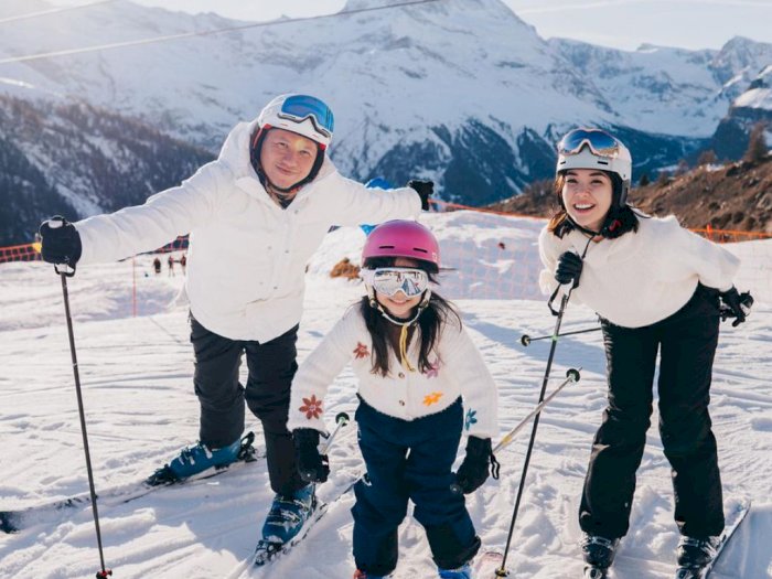 Lucu! Potret Gading Gisel Gempi Main Ski di Swiss Outfit Serba Putih