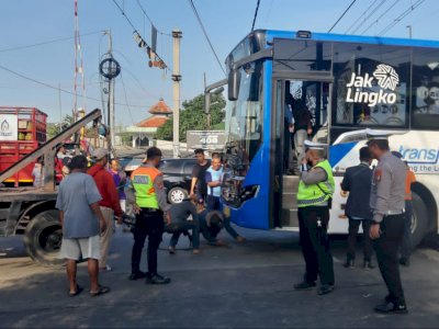 TransJakarta Mogok di Perlintasan Kereta di Jakbar, Proses Evakuasinya Bikin Deg-degan!