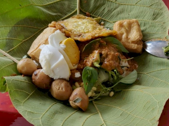 Nikmatnya Nasi Pecel Godong Jati: Kuliner Legendaris Jember, Makannya Pakai Sambal Gerimis