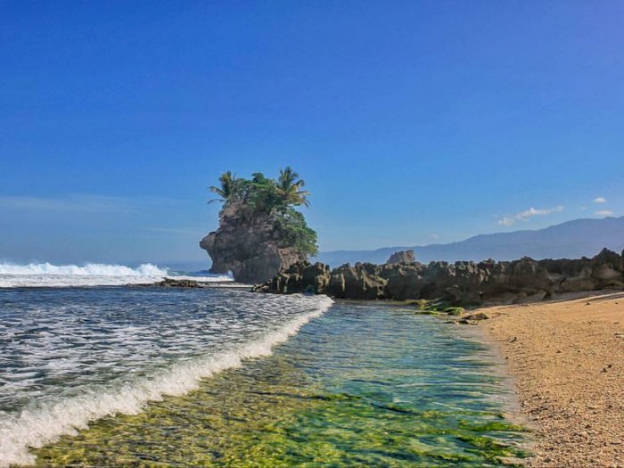 Cantiknya Pantai Batu Guri Pesisir Barat, View Batu Karang Siap Memanjakan Mata