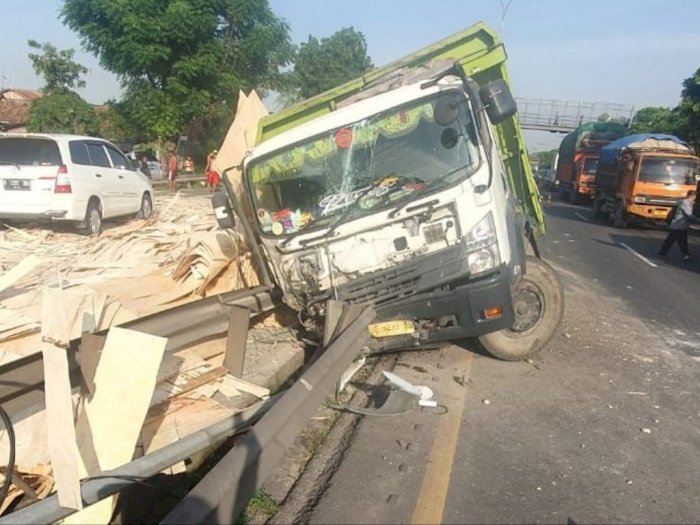 Brak! Truk Tabrak Pembatas Jalan di Tol Jakarta-Merak, 1 Orang Luka-luka