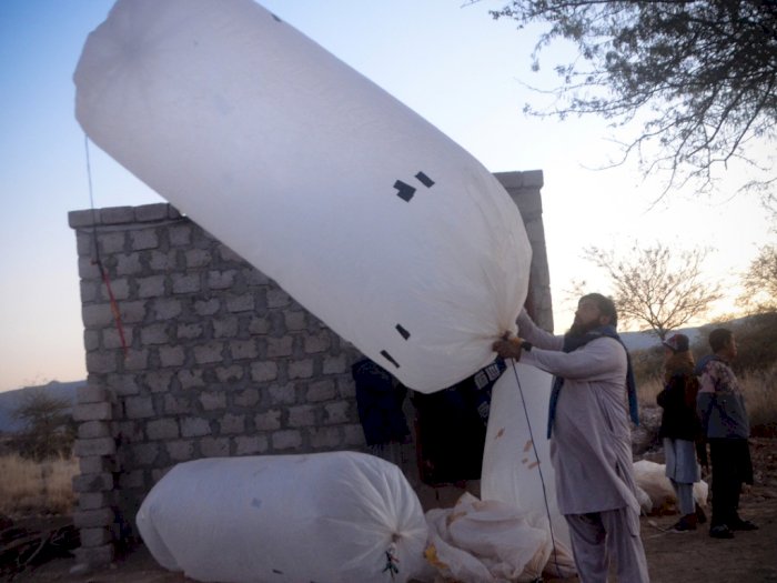 Tak Takut Meledak, Warga Pakistan Nekat Bawa Gas Alam Pakai Wadah Kantong Plastik