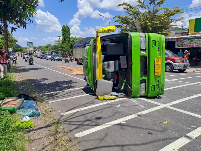 Banting Setir, Bus Rombongan Besan Terguling di Jalan Solo-Wonogiri 