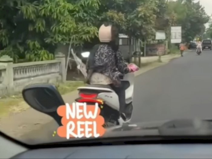 Viral Wanita Naik Motor Tanpa Lihat Jalanan, Netizen: The Power of Emak-emak