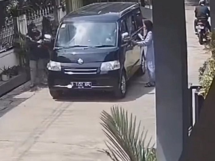 Viral Ibu-ibu Dirampok Usai Ambil Uang di ATM Bekasi, Pelaku Ingetin Mobil Korban Kempes