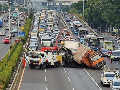 Kecelakaan Truk di Tol Dalam Kota, Menutup Ruas Jalan Bikin Kemacetan Panjang