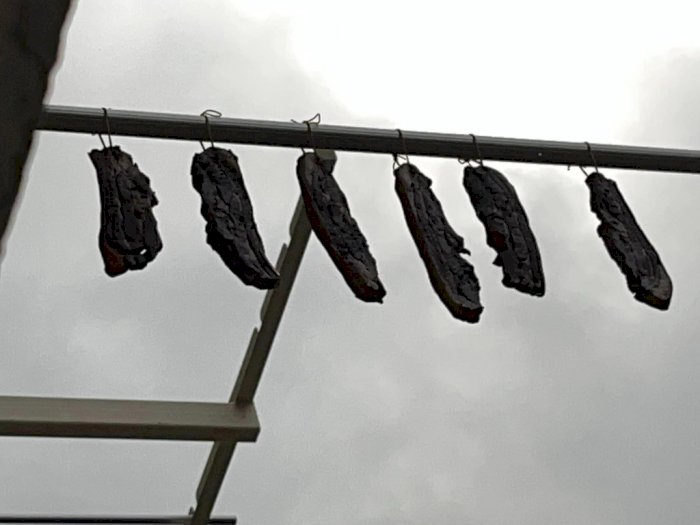 Penghuni Apartemen Ini Gantung Daging Babi Kecap di Jemuran, Tetangganya Protes
