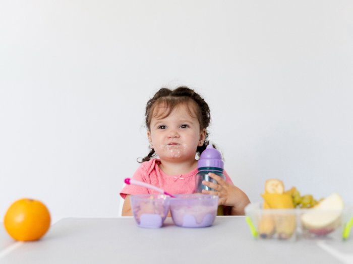 Melatih Anak Makan Sembarangan Bisa Bikin Tubuh Kuat, Fakta Atau Mitos?