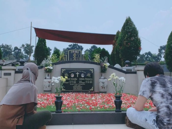 Momen Roger Danuarta Nyekar ke Makam Orangtua Jelang Imlek: Bebersih hingga Tabur Bunga