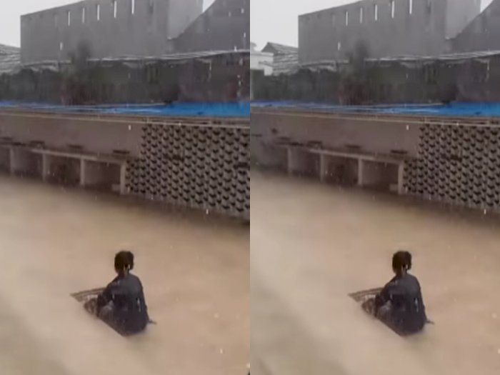 Salat Jumat di Pelataran Masjid, Pria Ini Enggak Beranjak Meski Diguyur Hujan