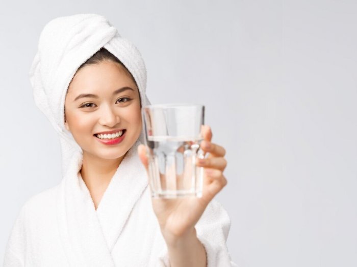 Jangan Anggap Sepele! Kurang Minum Air Putih Bisa Buat Rambut Rapuh dan Bercabang