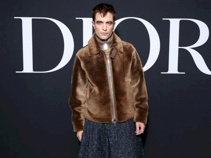 Tampil Berani! Robbert Pattinson Pakai Rok Bling-bling Biru di Acara Dior