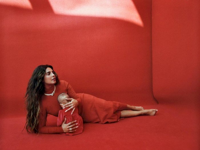 Potret Gemas  Priyanka Chopra dan Putrinya Malti Marie Pakai Dress Serba Merah