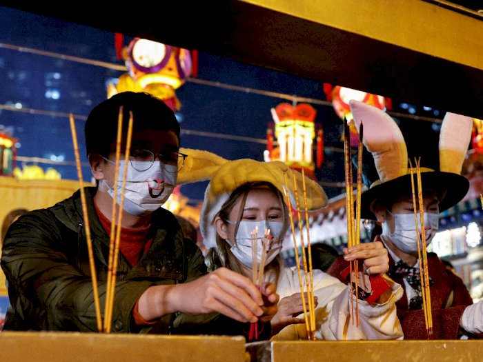 Potret Perayaan Tahun Baru Imlek 2023 di Beijing, Jemaat Pakai Masker 