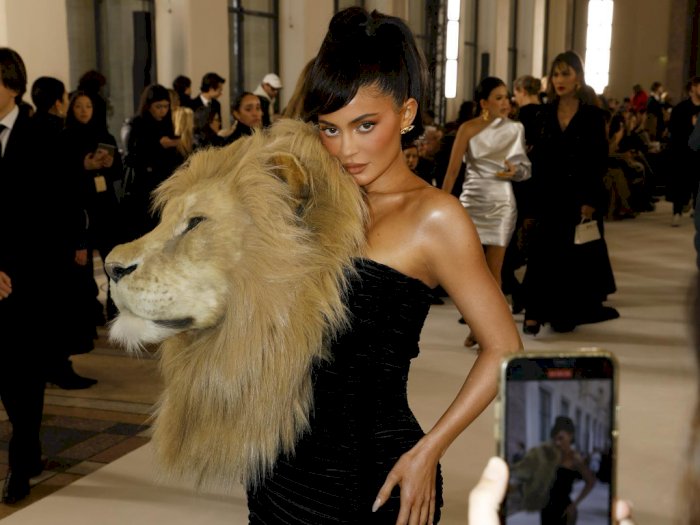 Kylie Jenner Ramai Dihujat Pakai Dress Ketat dengan Kepala Singa Besar: Sangat Buruk!