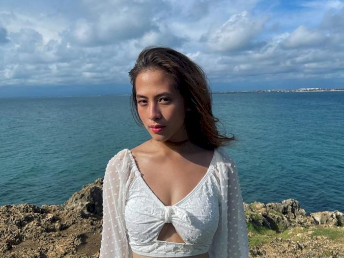 Gaya Zara Adhisty Pakai Swimsuit Putih di Pantai, Netizen Salfok: Celananya Kayak Pampers