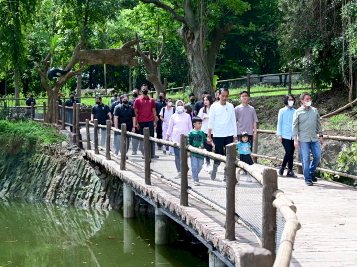 Serunya Presiden Jokowi Ajak Cucu saat Kunjungi Solo Safari