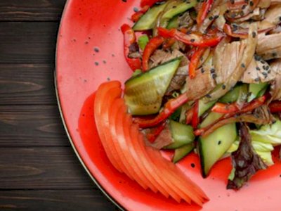 Makan di Restoran Terkenal, Pria Ini Nyaris Makan Cicak dalam Salad Ayam