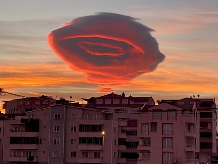 Viral Awan Berbentuk UFO Muncul di Langit Turki, Ada Campur Tangan Alien?