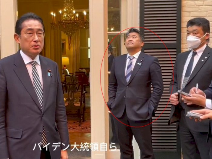 Masukkan Tangannya ke Saku Celana, Pejabat Senior Kena Omel Ibunya Saat PM Jepang Pidato