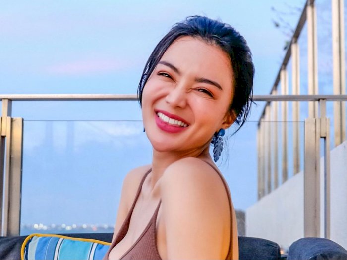 Full Senyum Sayang, Potret Ceria Wika Salim Liburan ke Pantai Cantiknya Bikin Candu