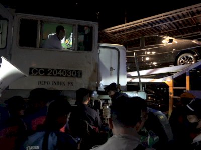 Detik-detik Kereta Api Sancaka Tabrak Truk Trailer Pengangkut Mobil di Mojokerto