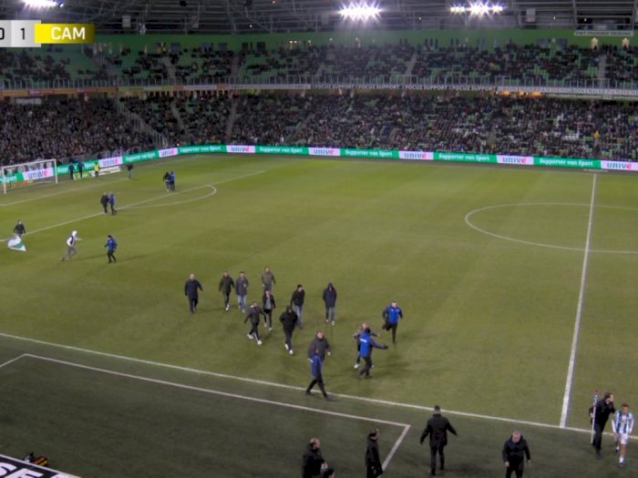 Suporter Protes Masuk Lapangan di Liga Belanda, Bedanya yang Ini Berakhir Damai