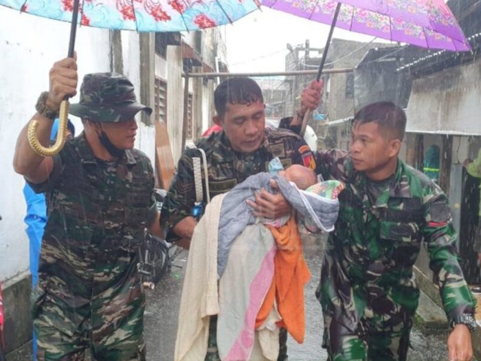 Banjir Besar Rendam Manado, Prajurit TNI AD Selamatkan Balita Gunakan Ember Cucian