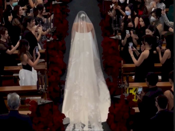 Anggunnya Angel Pieters Pakai Gaun Putih Panjang di Hari Pernikahan, Ini Penampakannya