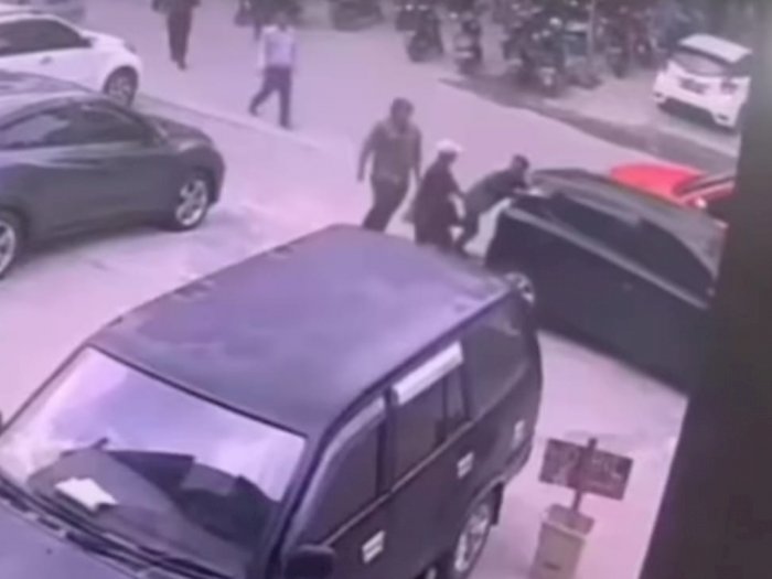 Heboh! Anak Anggota DPRD Wajo Hajar Juru Parkir, Aksinya Terekam CCTV dan Viral