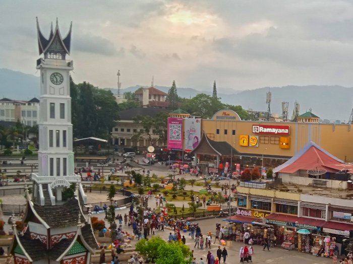 Atap Pasar Ini Spot Terbaik Menikmati Indahnya Jam Gadang dari Ketinggian, Sudah Tau?