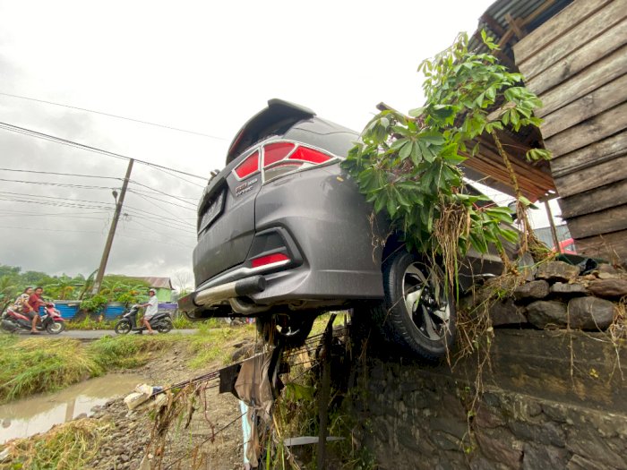 Sisa-sisa Parahnya Banjir Parepare, Mobil Bergelimpangan Tersangkut Sampah 